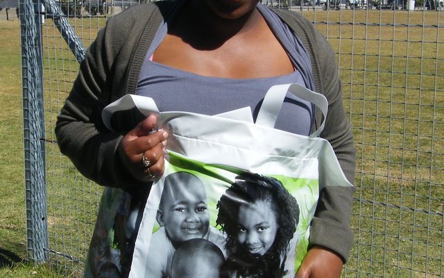 Madelein Fourie van Badisa met ‘n voorbeeld van ‘n vorige jaar se “Bags of Love”  (Argieffoto: Gansbaai Courant)